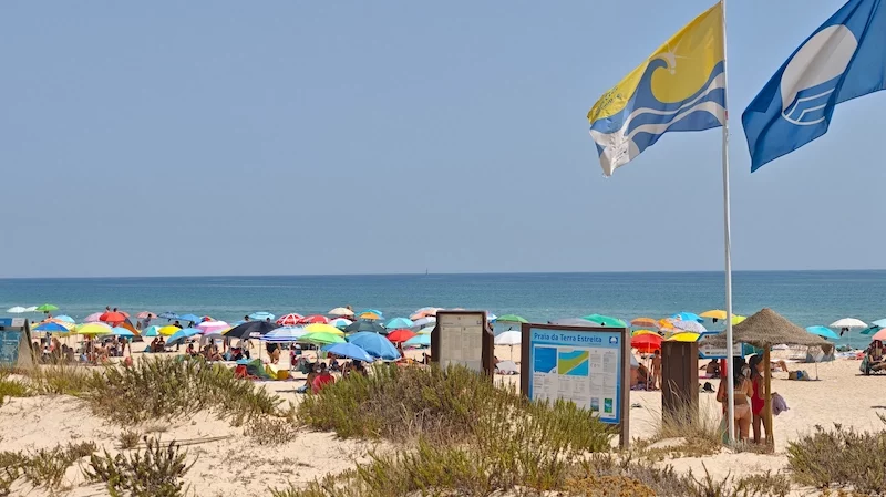 Praia terra estreita